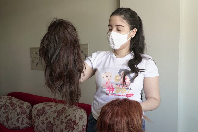 Projeto confecciona perucas para pessoas com câncer