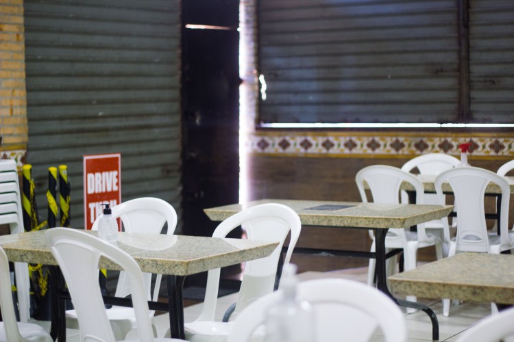 Novo decreto: Shoppings e restaurantes podem funcionar até 22 horas com 50% da capacidade