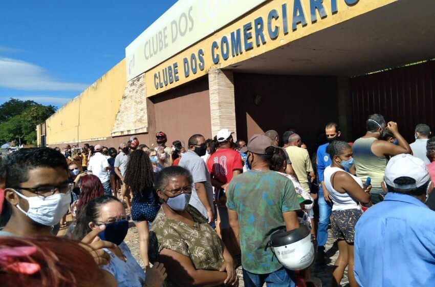 Dia de vacinação causa aglomerações em Juazeiro do Norte