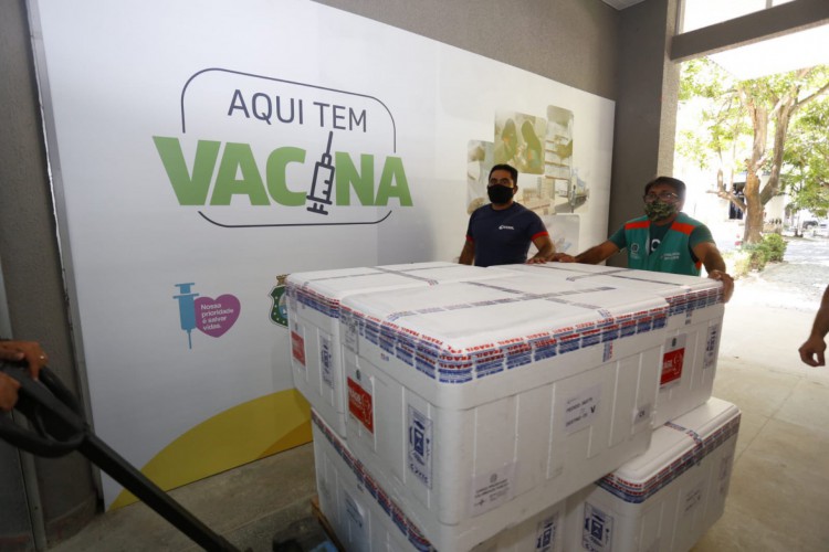 Ceará recebe lote com 205.400 doses de vacinas AstraZeneca e CoronaVac