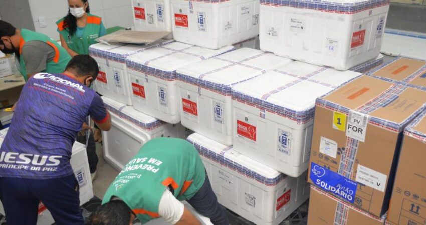  Ceará deve receber quase 320 mil doses de vacina contra Covid-19 neste fim de semana