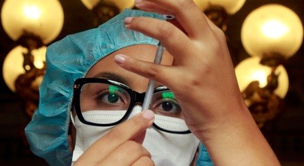 Brasil é o 3º no mundo que mais vacina por dia em doses totais
