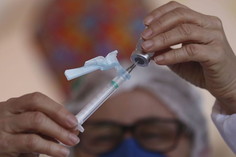  Vacinação: mortes e casos de covid-19 caem 40%