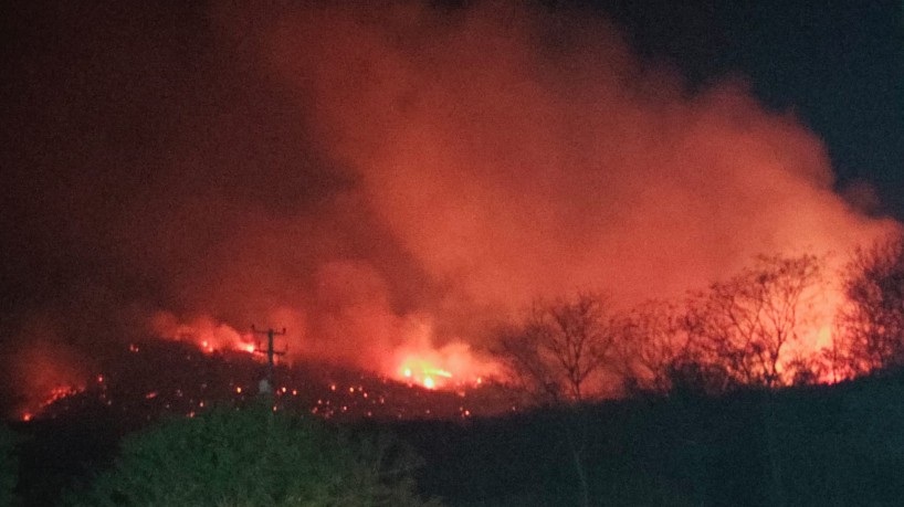  Incêndio atinge área de mata em Mombaça há três dias seguidos