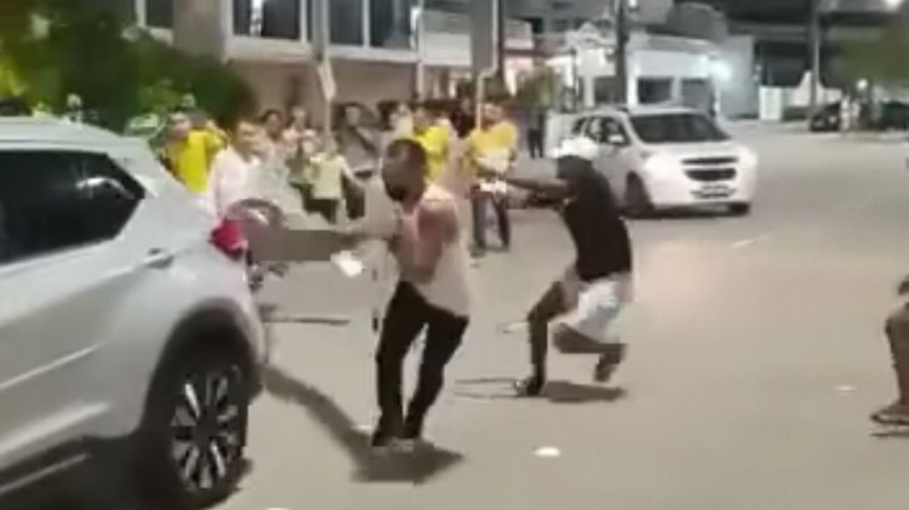 Manifestantes pró-Lula arrancam faixa de bolsonaristas em tumulto na porta do hotel de ex-presidente