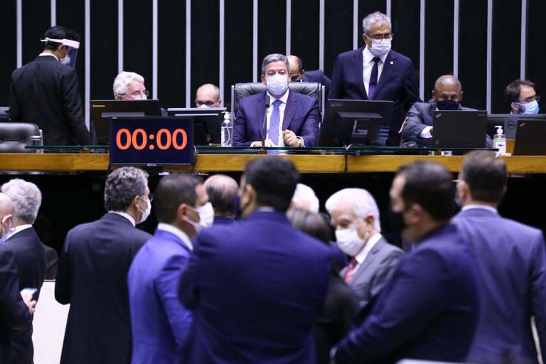 Com apoio de 14 deputados do CE, Câmara rejeita PEC e sepulta voto impresso nas eleições de 2022