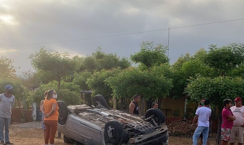 Capotamento na CE-321 deixa um morto e quatro feridos no Interior do CE.