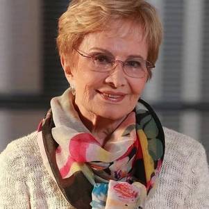 Glória Menezes recebe alta do hospital em São Paulo