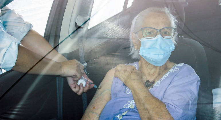 Internações de idosos com mais de 80 anos por covid sobem em SP e RJ