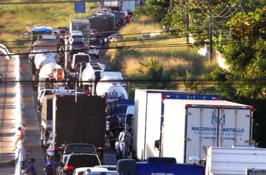 Caminhão tomba na BR-116 e causa interdição por cerca de seis horas