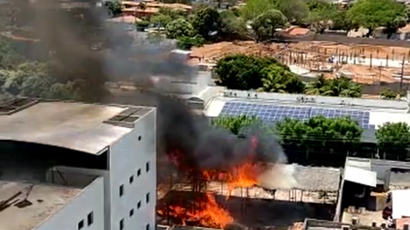  Incêndio atinge prédio abandonado em Juazeiro do Norte nesta segunda-feira, 27