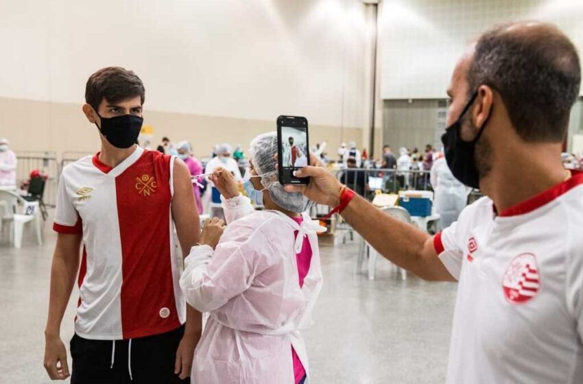 Ceará e mais 12 estados mantêm vacinação contra covid em adolescentes