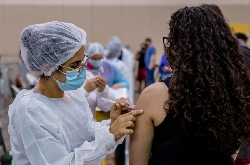 “Eles têm faltado aos agendamentos”, diz secretária sobre vacinação de adolescentes no Ceará