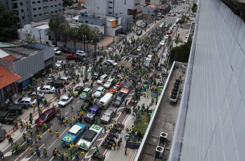 Apoiadores fazem atos nas ruas de Fortaleza em apoio a Jair Bolsonaro