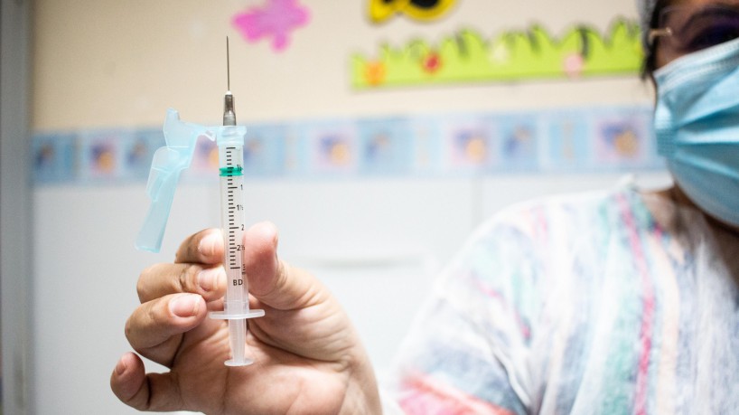  Ceará recebe hoje mais de 388 mil doses de vacina em lotes da Pfizer e Astrazeneca