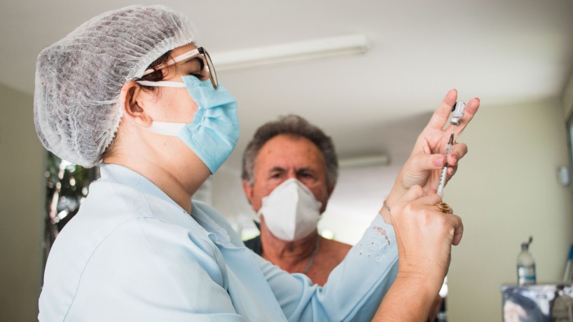 Covid: 83% dos idosos com mais de 75 anos não voltaram para terceira dose