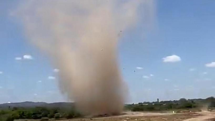  Redemoinho de poeira é visto no Crato-CE.