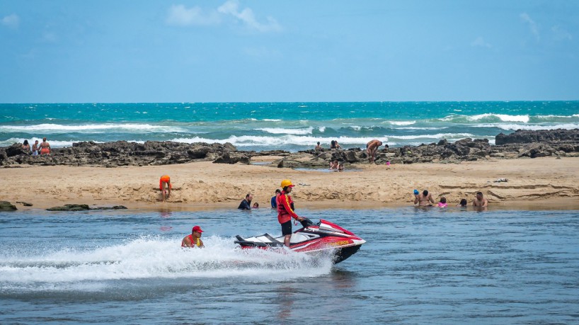  Bombeiros resgatam 14 banhistas de afogamentos em praias de Fortaleza e Caucaia
