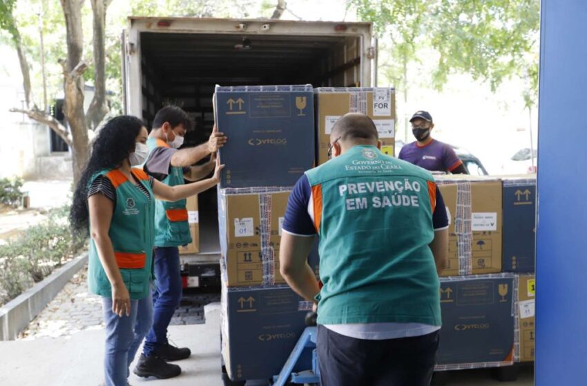  Remessa com 186 mil doses de vacina contra Covid-19 chega ao Ceará