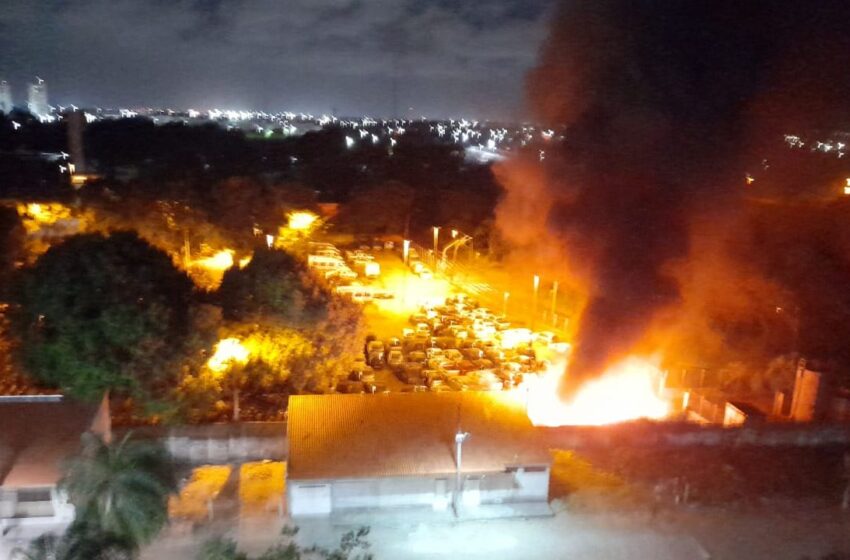  Incêndio atinge pelo menos 30 veículos na sede do Detran em Fortaleza