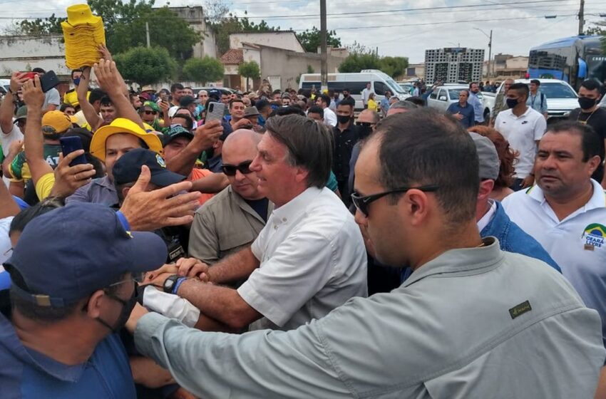  Bolsonaro é recebido em Russas por aliados e com protestos de movimentos sociais