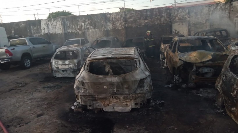  Incêndio destrói ao menos dez carros às margens da BR-116, em Fortaleza.