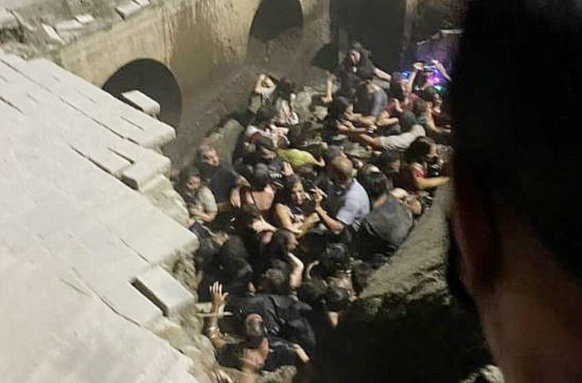 Calçada cede e 33 pessoas caem em tubulação de rio em Joinville (SC)