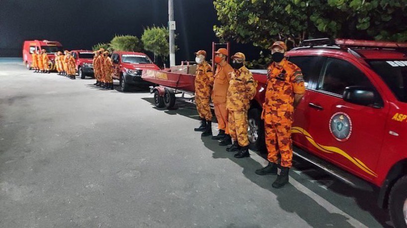  Ceará envia 25 bombeiros e equipamentos para ajudar o sul da Bahia