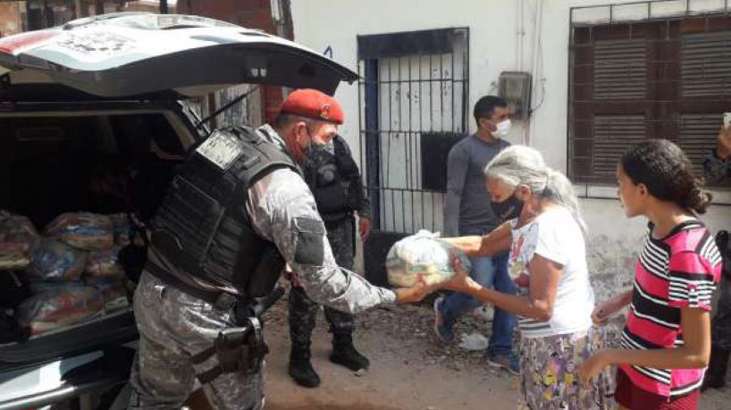  Choque da PM distribui 3 toneladas em cestas básicas em comunidades carentes