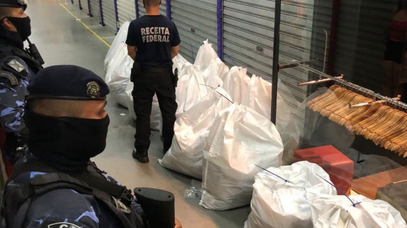  Receita Federal apreende roupas falsificadas em shopping popular de Fortaleza