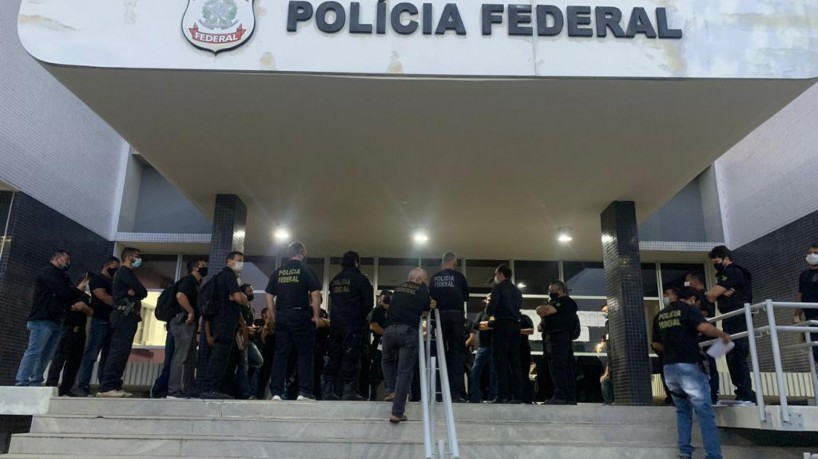  Polícia Federal apura fraudes e corrupção em obras no estádio Castelão.