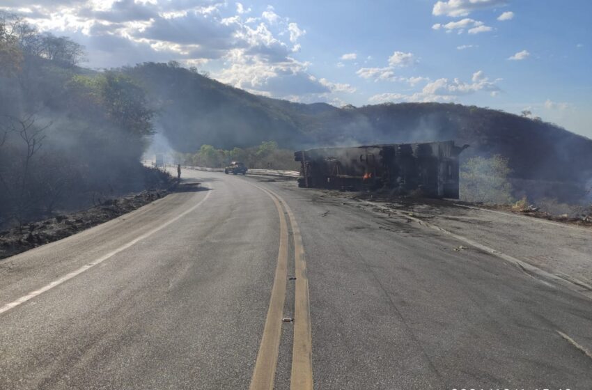 Caminhão incendeia após tombar na BR-116, em Barro; motorista está bem