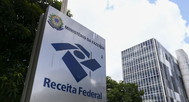 Auditores da Receita Federal aprovam greve a partir de segunda