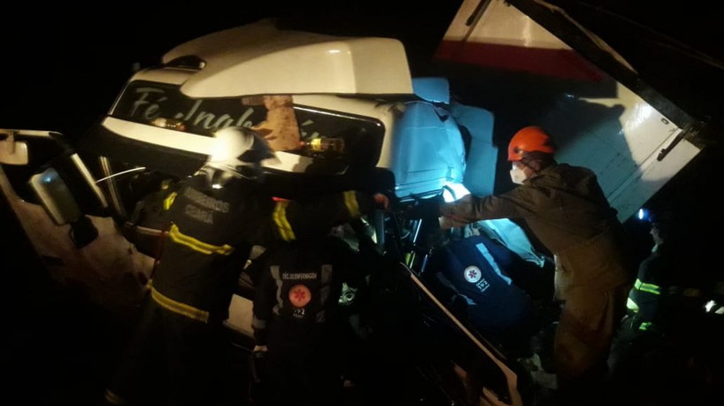  Motorista perde controle de carreta, cai sobre leito de rio e é resgatado de ferragens em Tauá