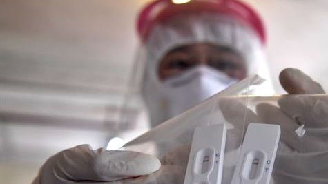 Mundo bate novo recorde de testes positivos de Covid-19 em 24 horas.