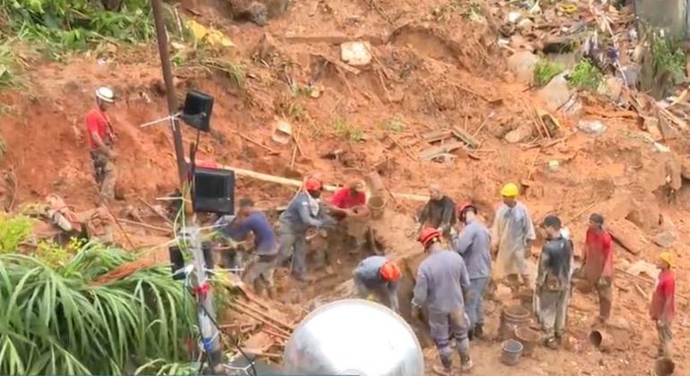 Número de mortos por chuvas em SP ultrapassa 20, e buscas seguem.