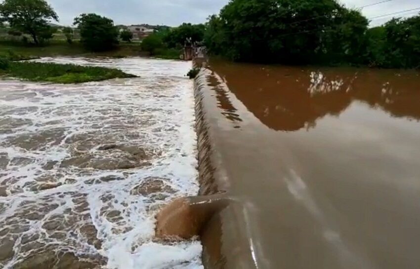  Lavras da Mangabeira registra a maior chuva do Estado e Rio Salgado transborda.