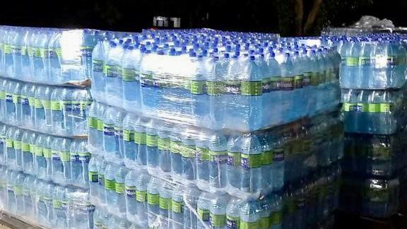  Grupo Edson Queiroz doa água mineral para vítimas das chuvas na Bahia.