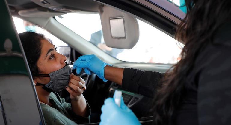 Mundo tem novo recorde de casos diários de Covid: 2,6 milhões