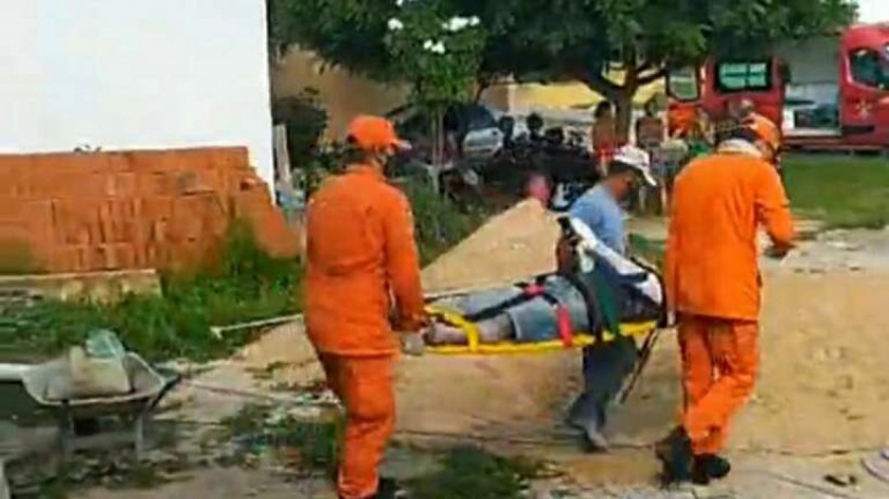  Pedreiros são resgatados pelo Corpo de Bombeiros após queda de laje em Limoeiro do Norte