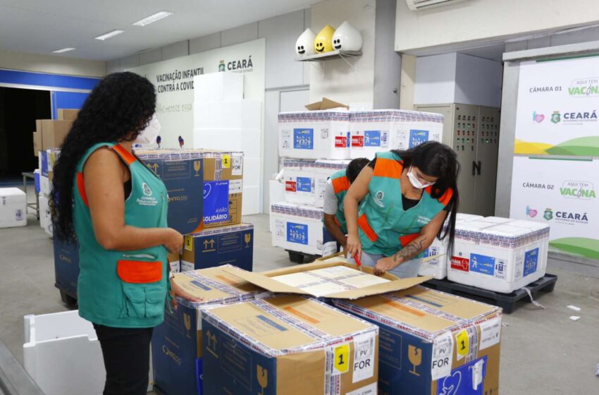  Mais de 404 mil doses de vacinas chegam ao Ceará para a imunização de adultos contra a covid-19