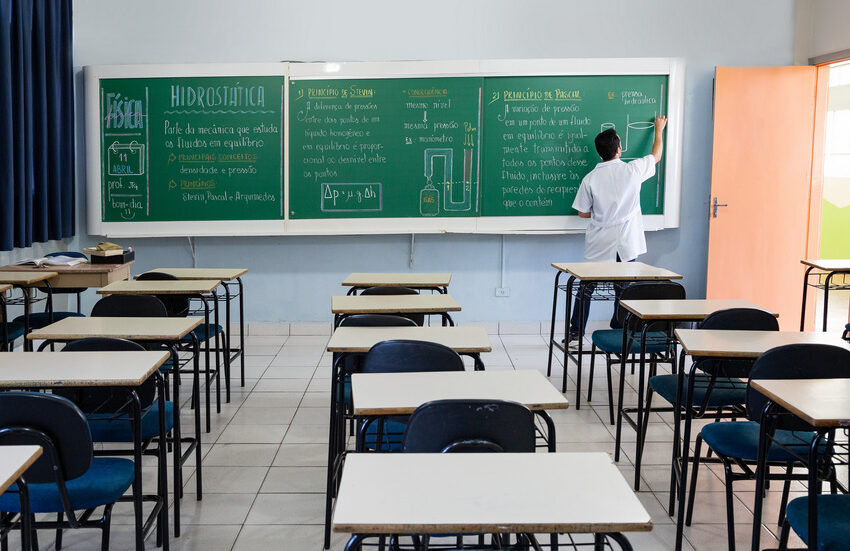  Mais de 50 municípios cearenses já garantiram o piso salarial para professores