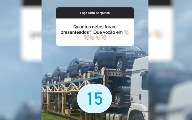 Prefeito do interior de Goiás bomba na web ao presentear 15 netos com carros de luxo