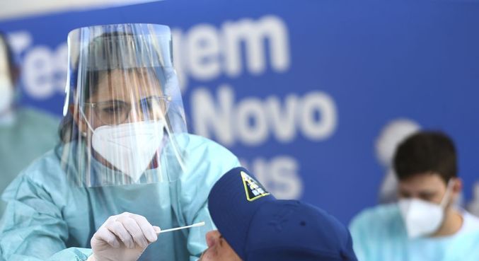 Covid-19: número de casos cai 25% em uma semana e o de mortes sobe em menor velocidade