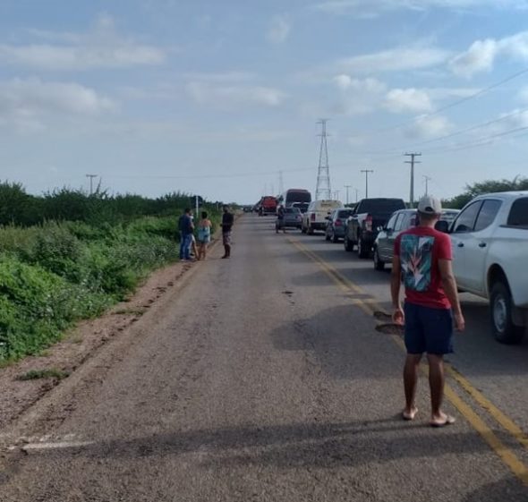  Protesto na BA-210, trecho Sobradinho a Juazeiro paralisa trânsito