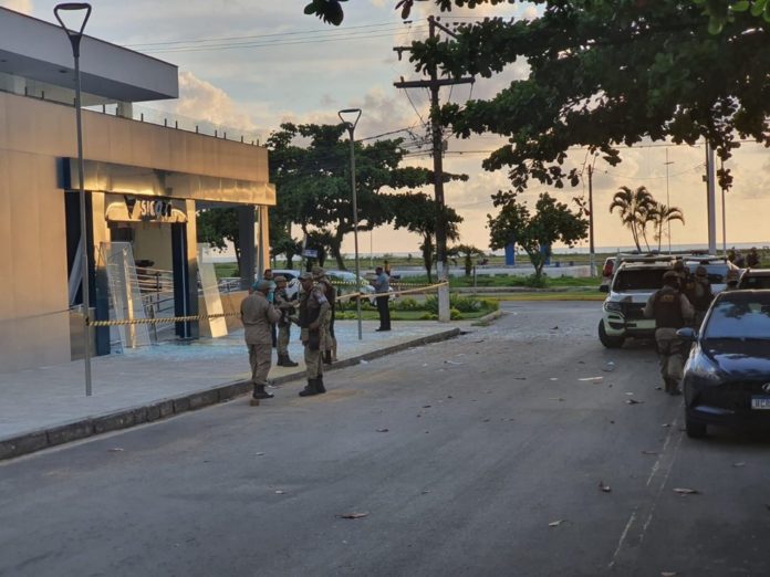 Homens armados explodem agência bancária em Ilhéus, no sul da Bahia.