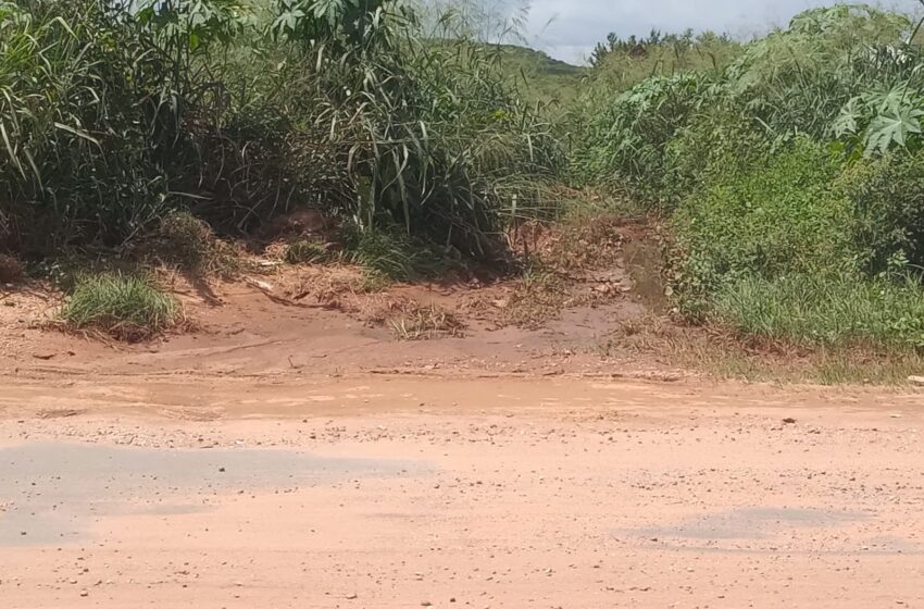 Brejo Santo: Sec. de Infraestrutura  realiza serviço na passagem na linha do trem.