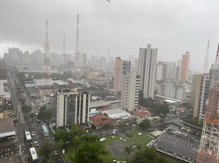  Tempo fechado: chuvas e ventos marcam a manhã desta quinta-feira na Grande Fortaleza