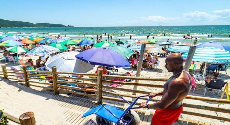  Após veto a blocos de Carnaval, sul da Bahia e litoral norte de São Paulo têm praias lotadas