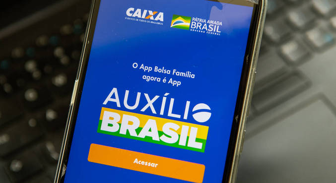  Equipe econômica avalia aumento temporário no Auxílio Brasil